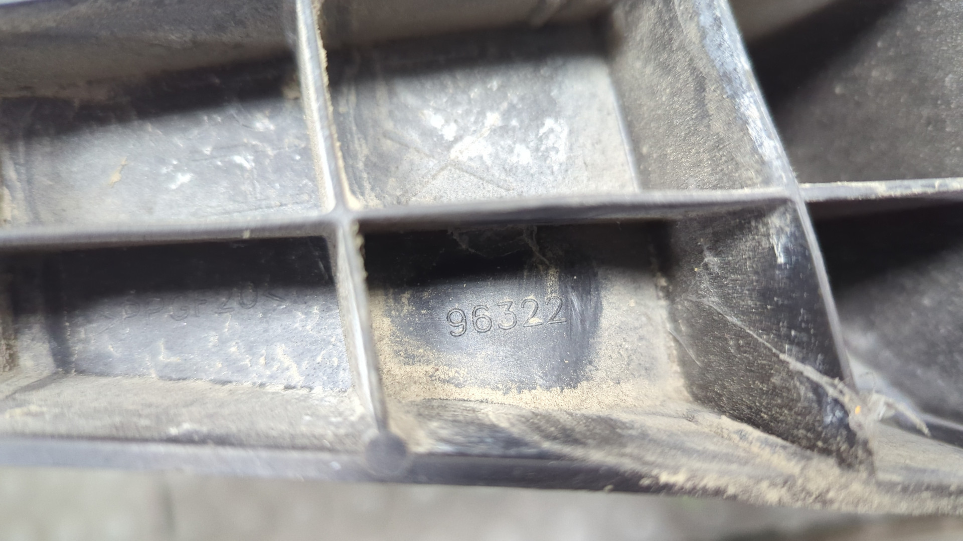 Кронштейн заднего бампера правый