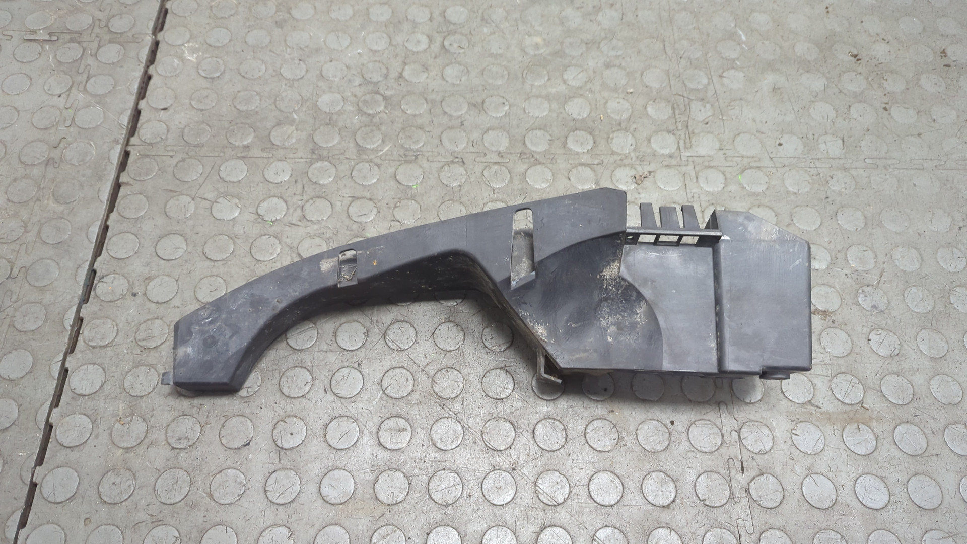 Кронштейн заднего бампера правый