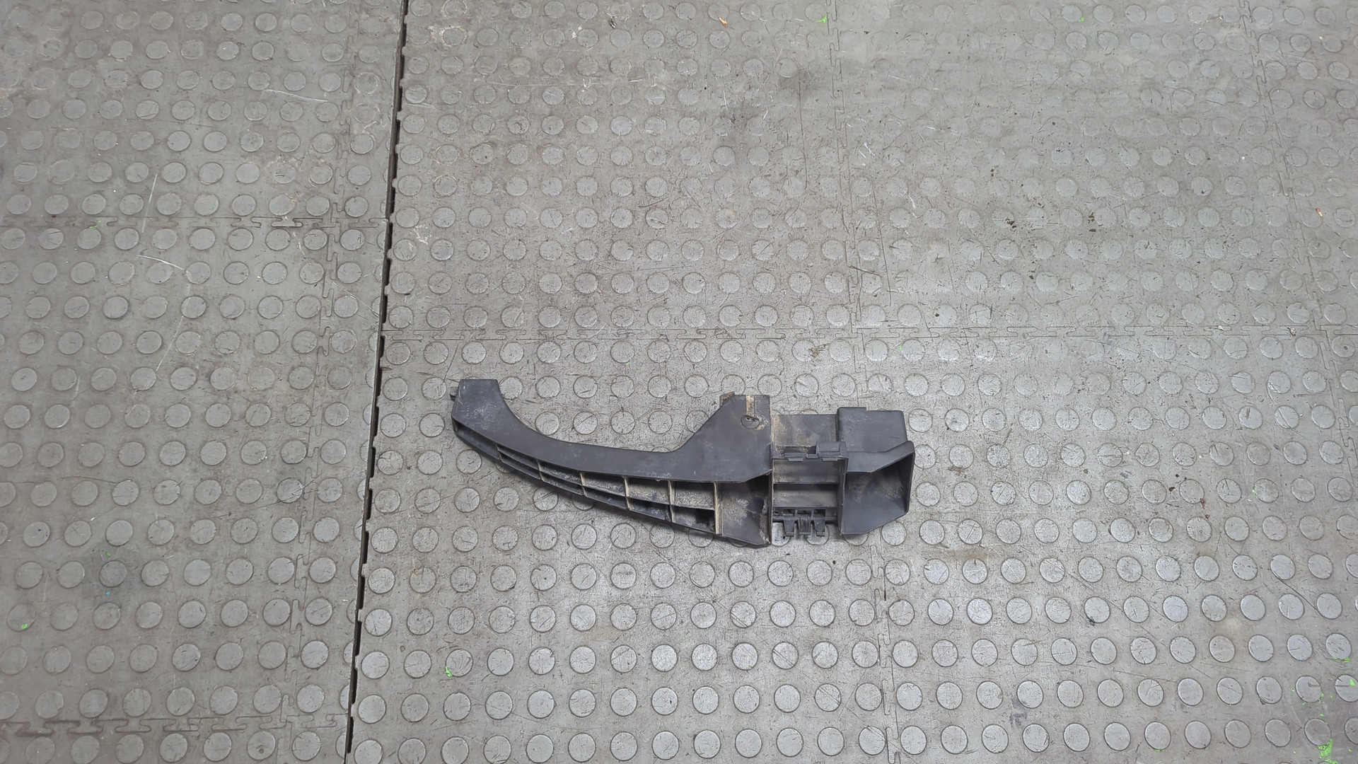 Кронштейн заднего бампера правый