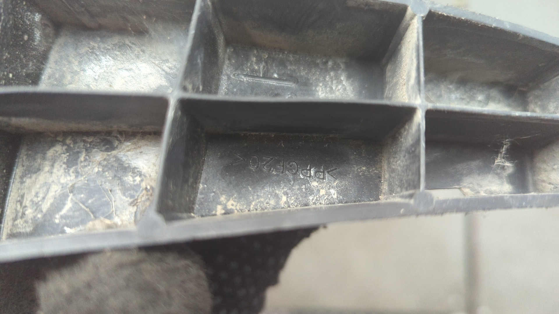 Кронштейн заднего бампера левый