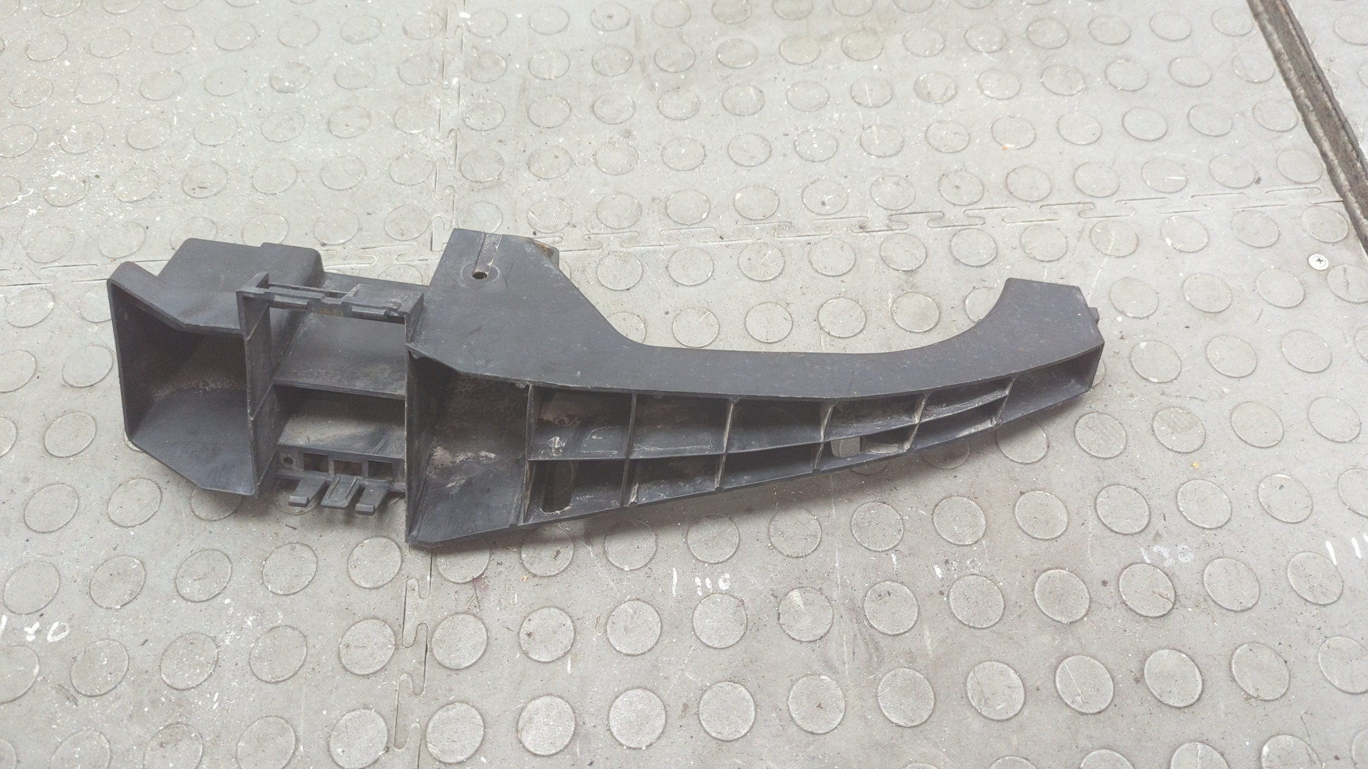 Кронштейн заднего бампера левый