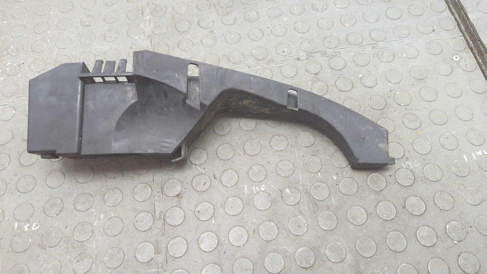 Кронштейн заднего бампера левый