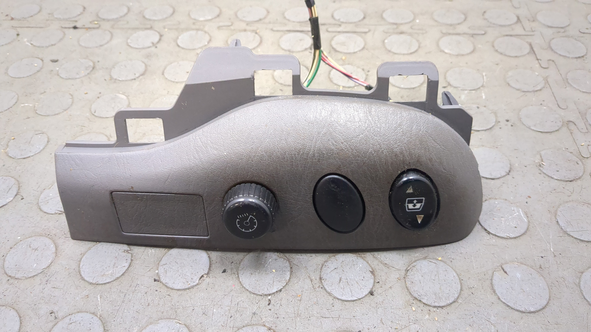 Кнопка стеклоподъемника