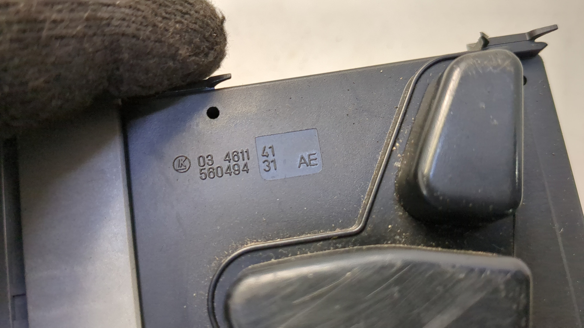 Кнопка регулировки сидения