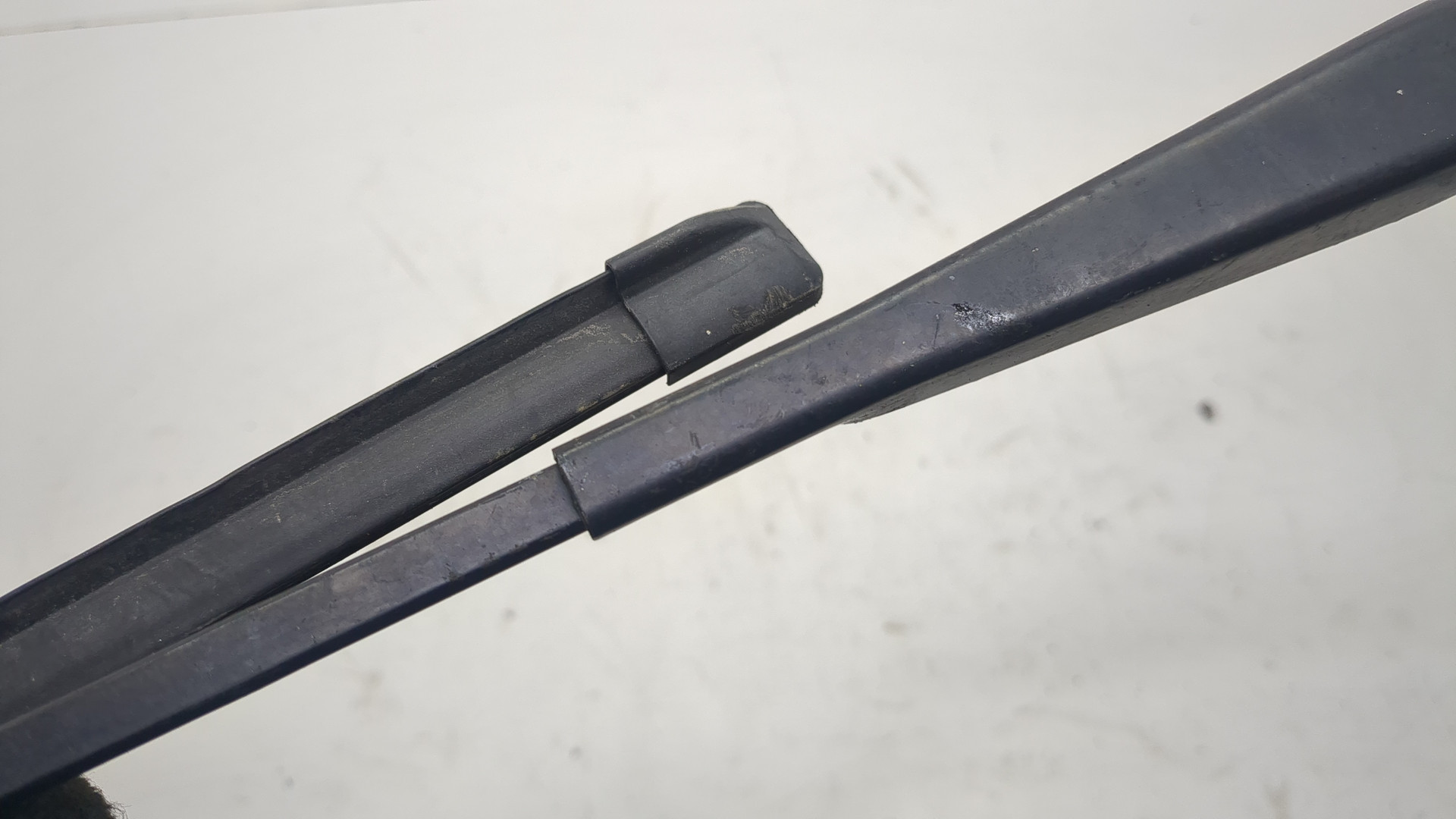 Поводок стеклоочистителя передний левый