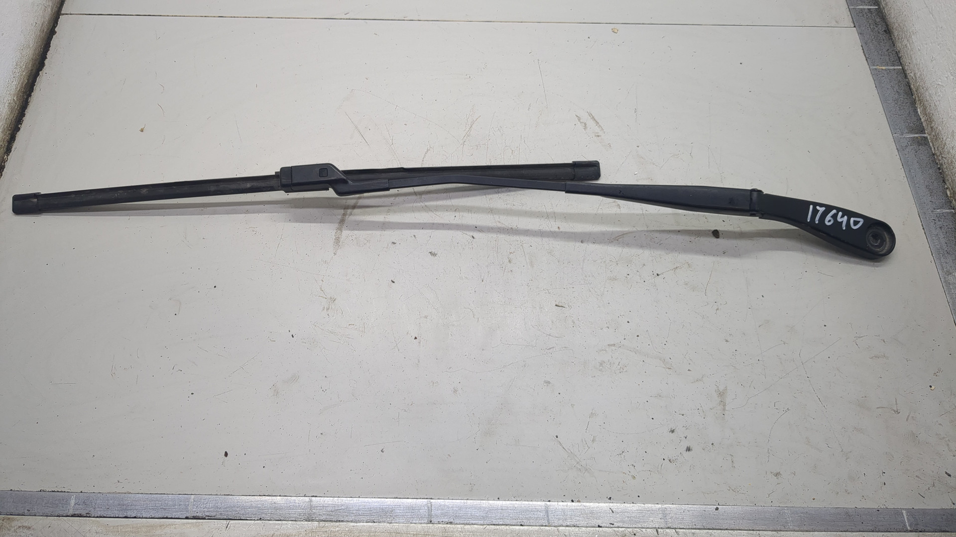 Поводок стеклоочистителя передний левый