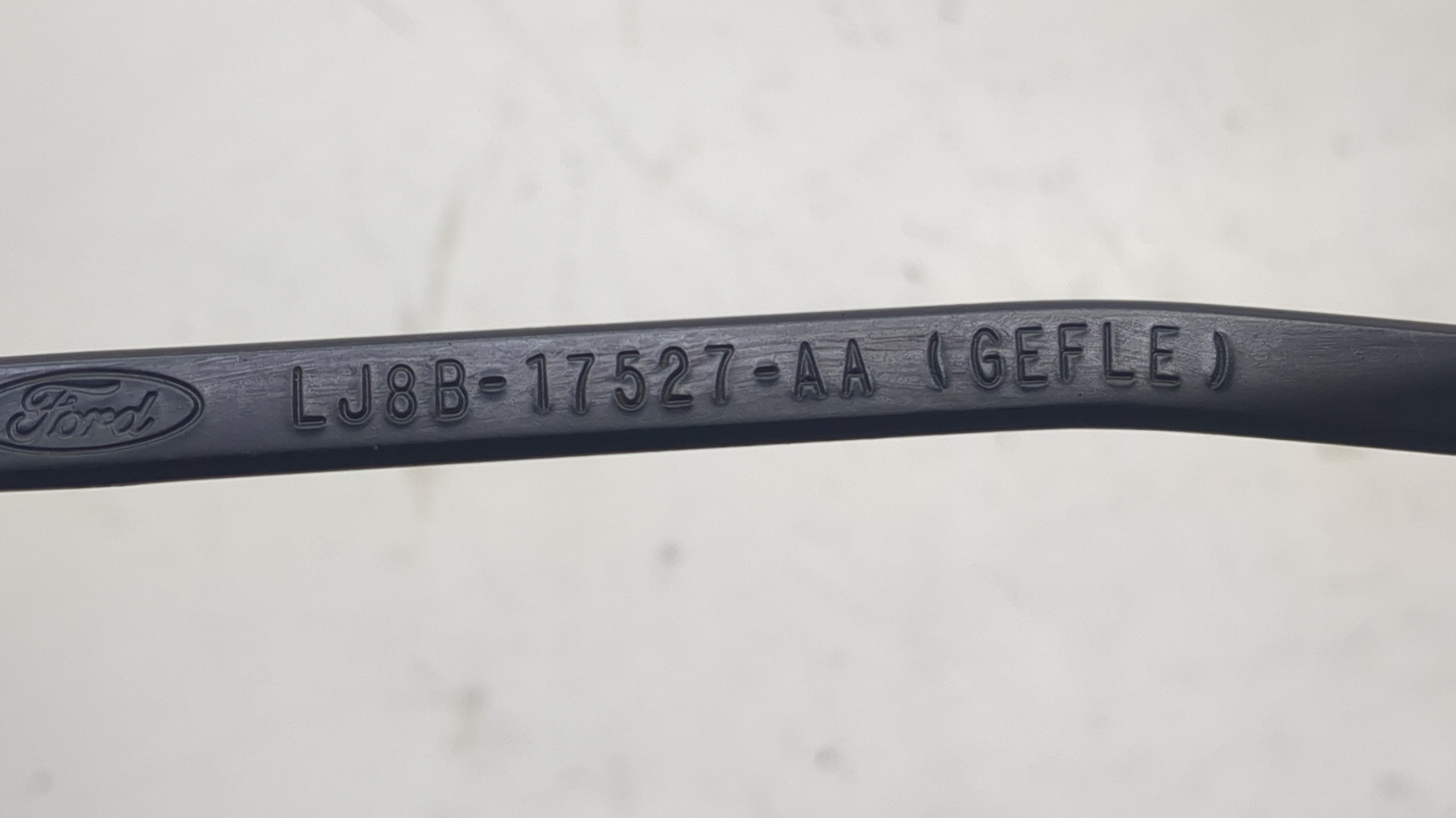 Поводок стеклоочистителя передний левый