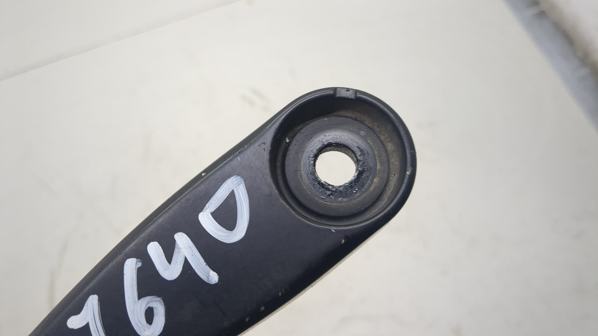 Поводок стеклоочистителя передний левый