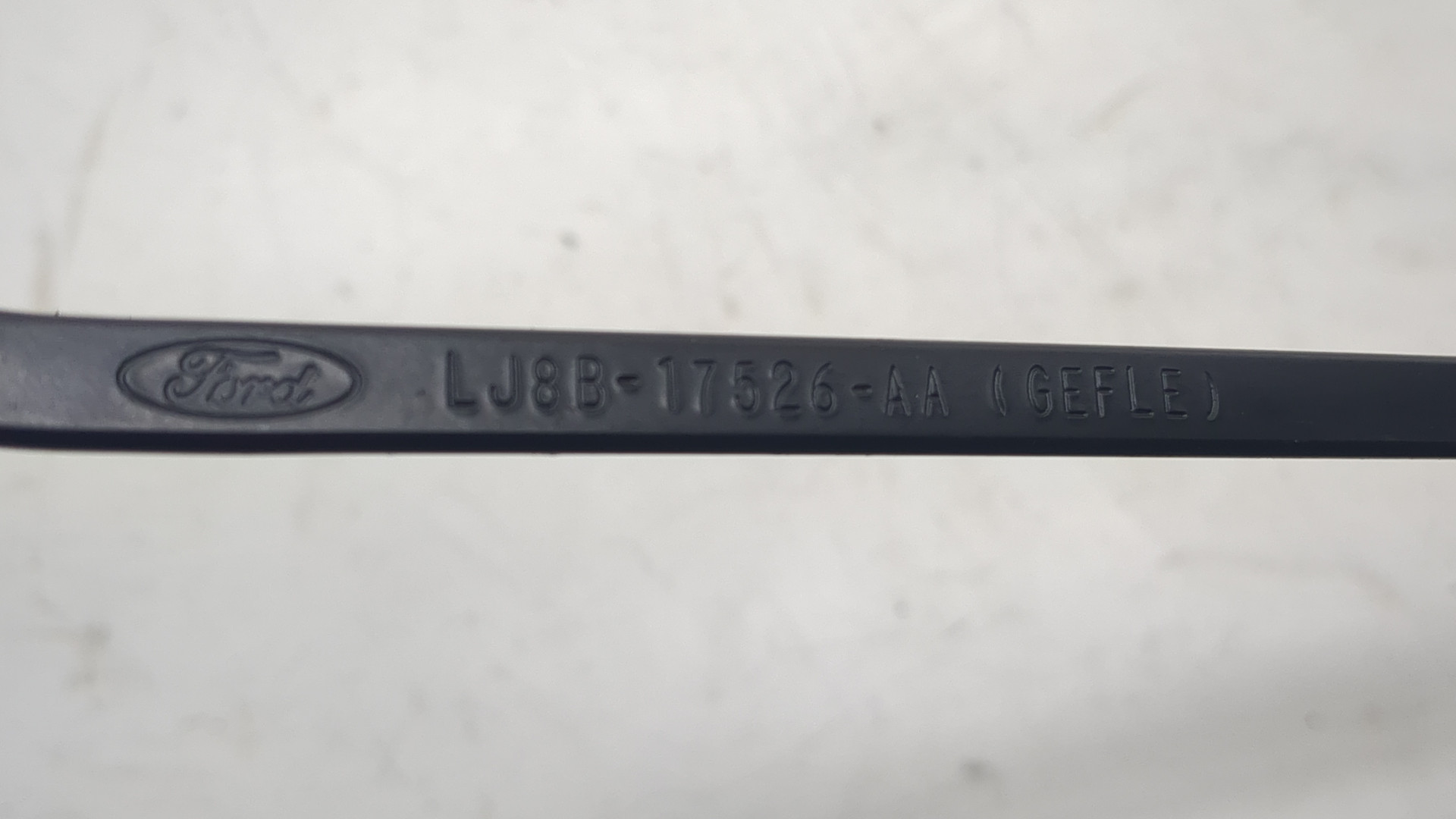 Поводок стеклоочистителя передний правый