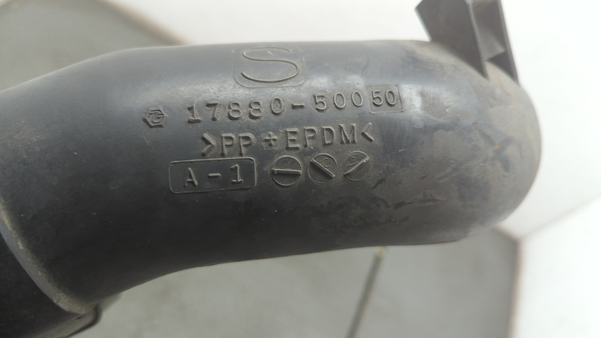 Патрубок воздушного фильтра