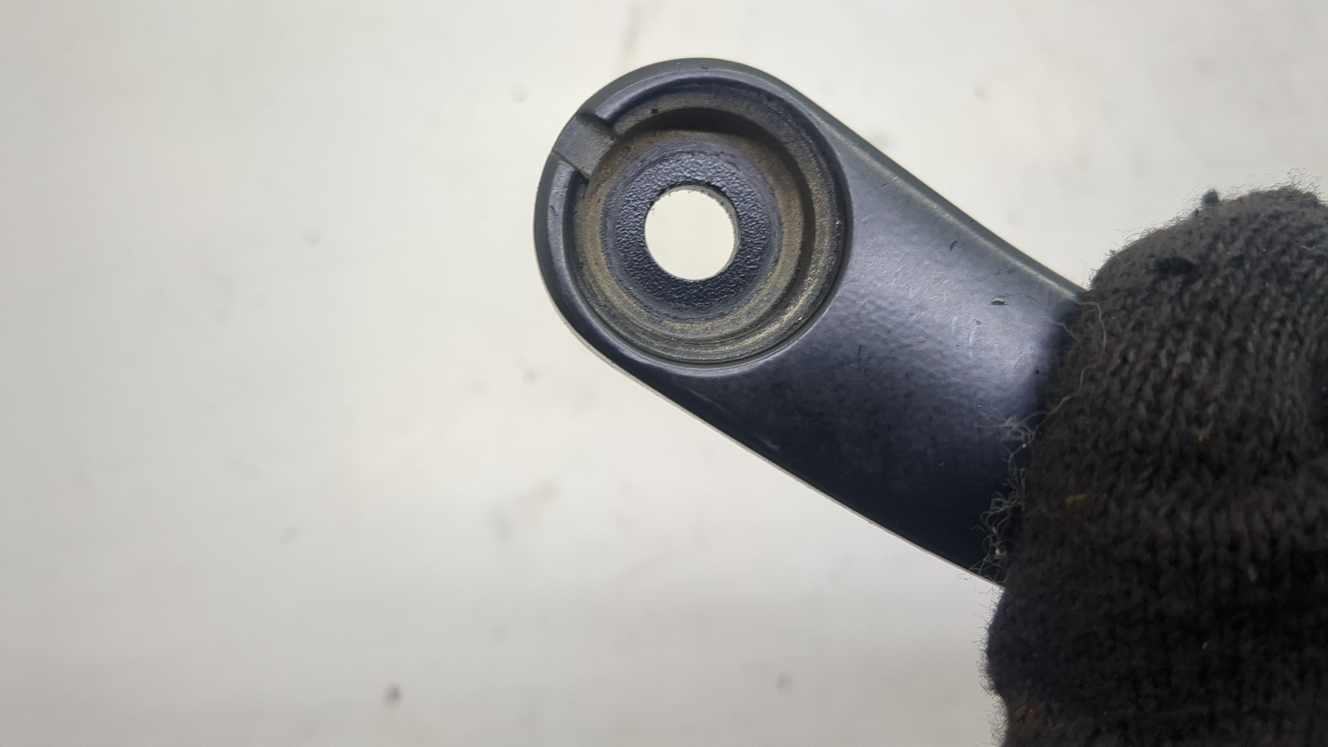 Поводок стеклоочистителя передний левый