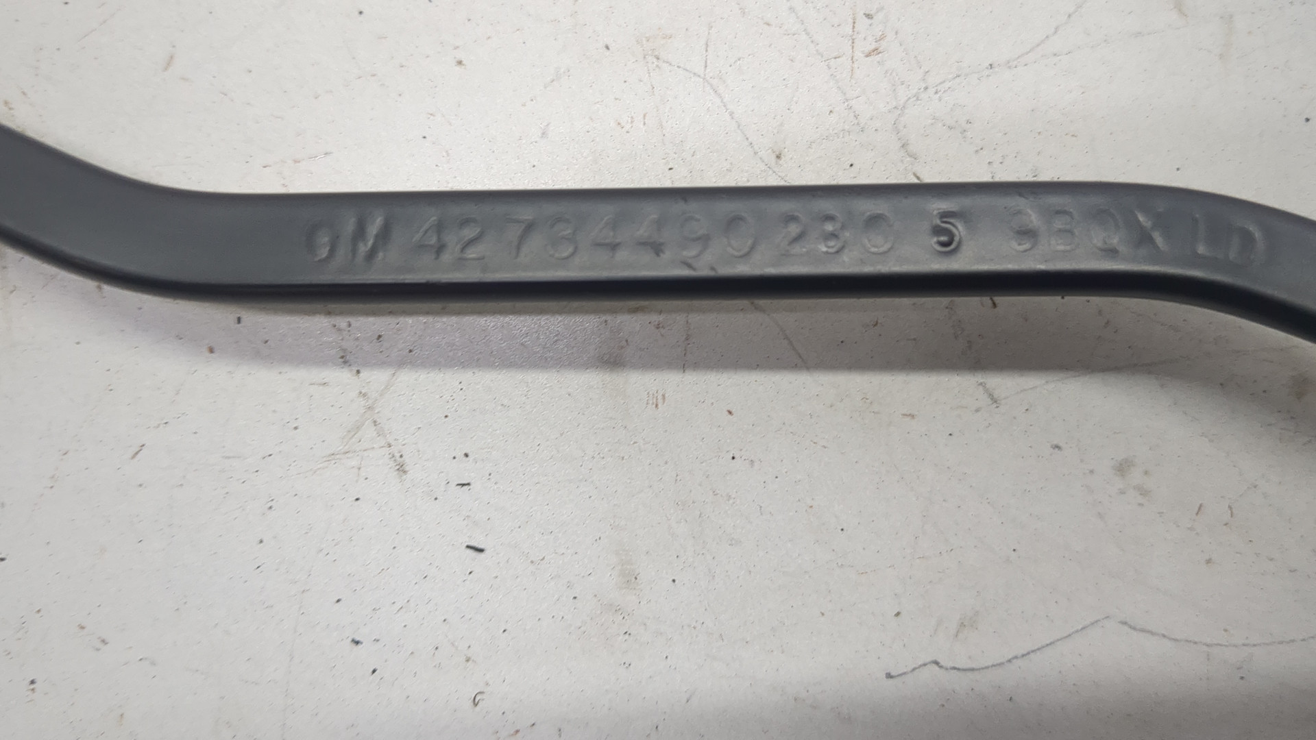 Поводок стеклоочистителя передний левый