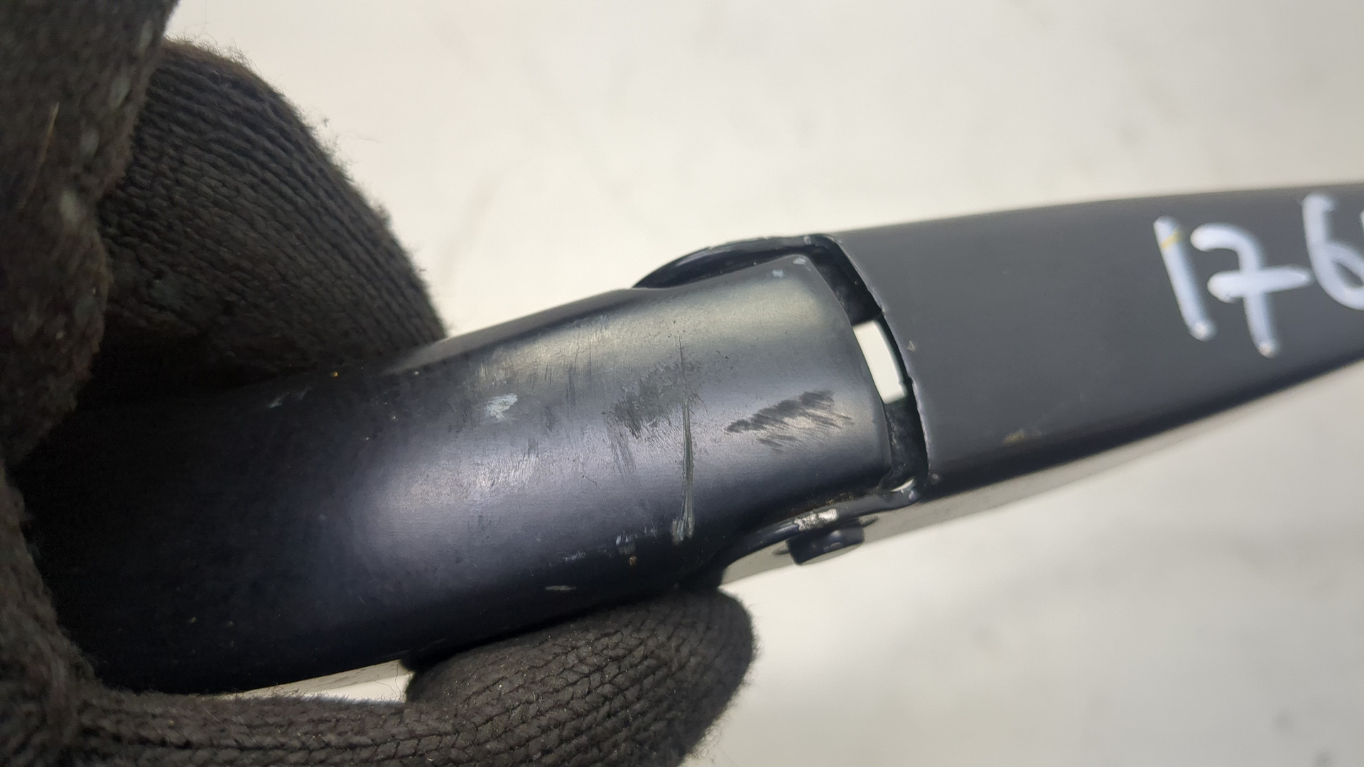 Поводок стеклоочистителя передний левый