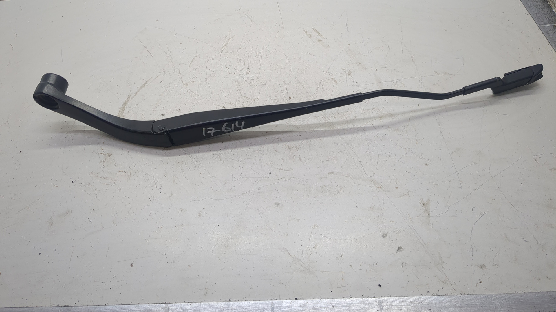 Поводок стеклоочистителя передний левый