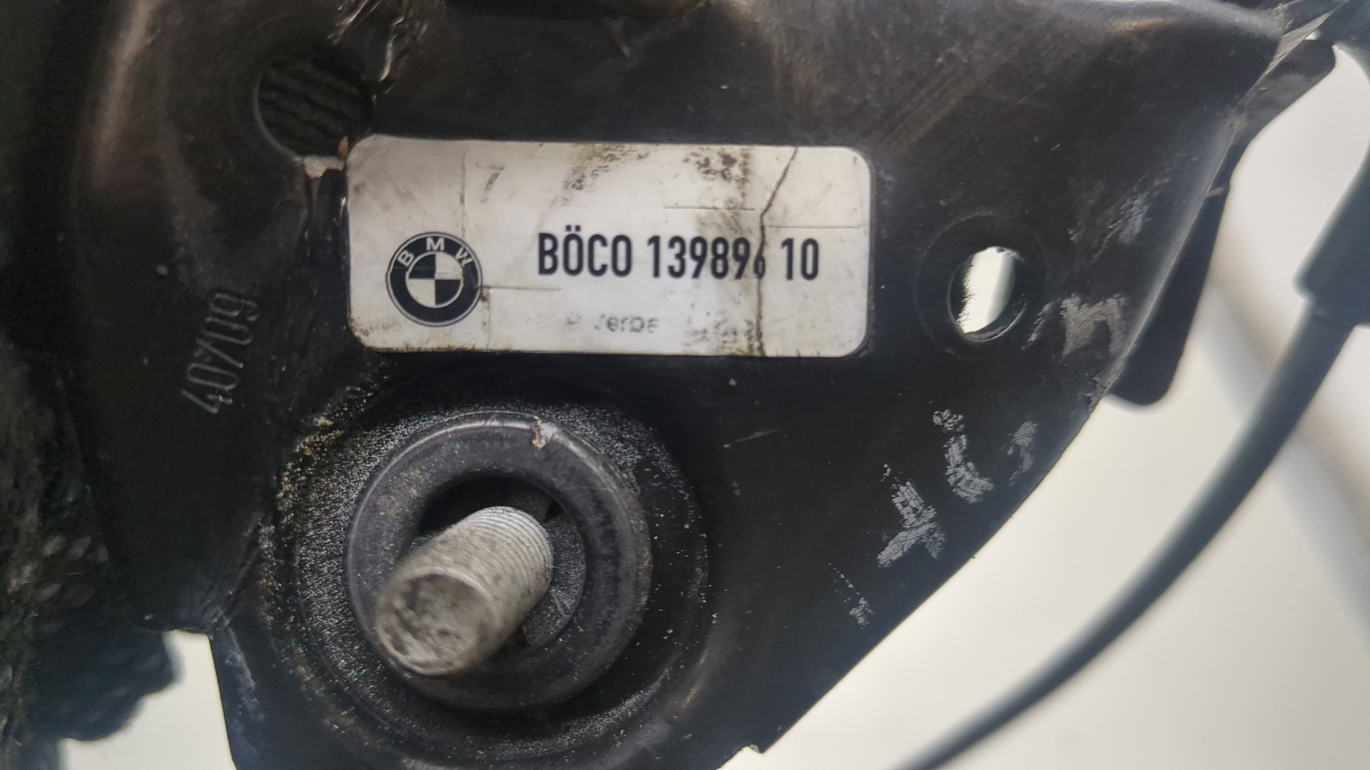 Петля капота