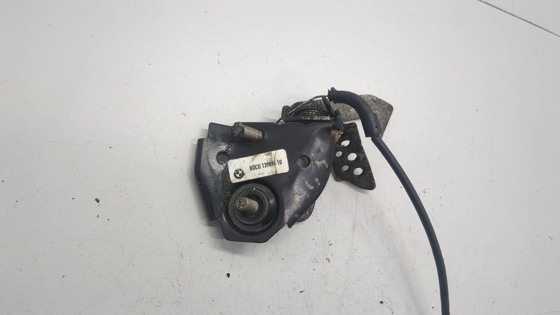 Петля капота