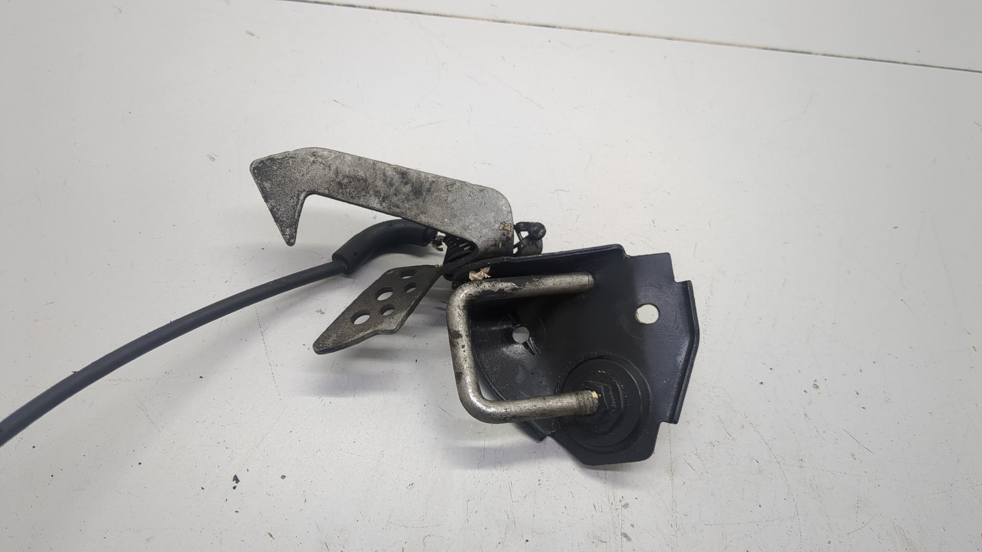 Петля капота