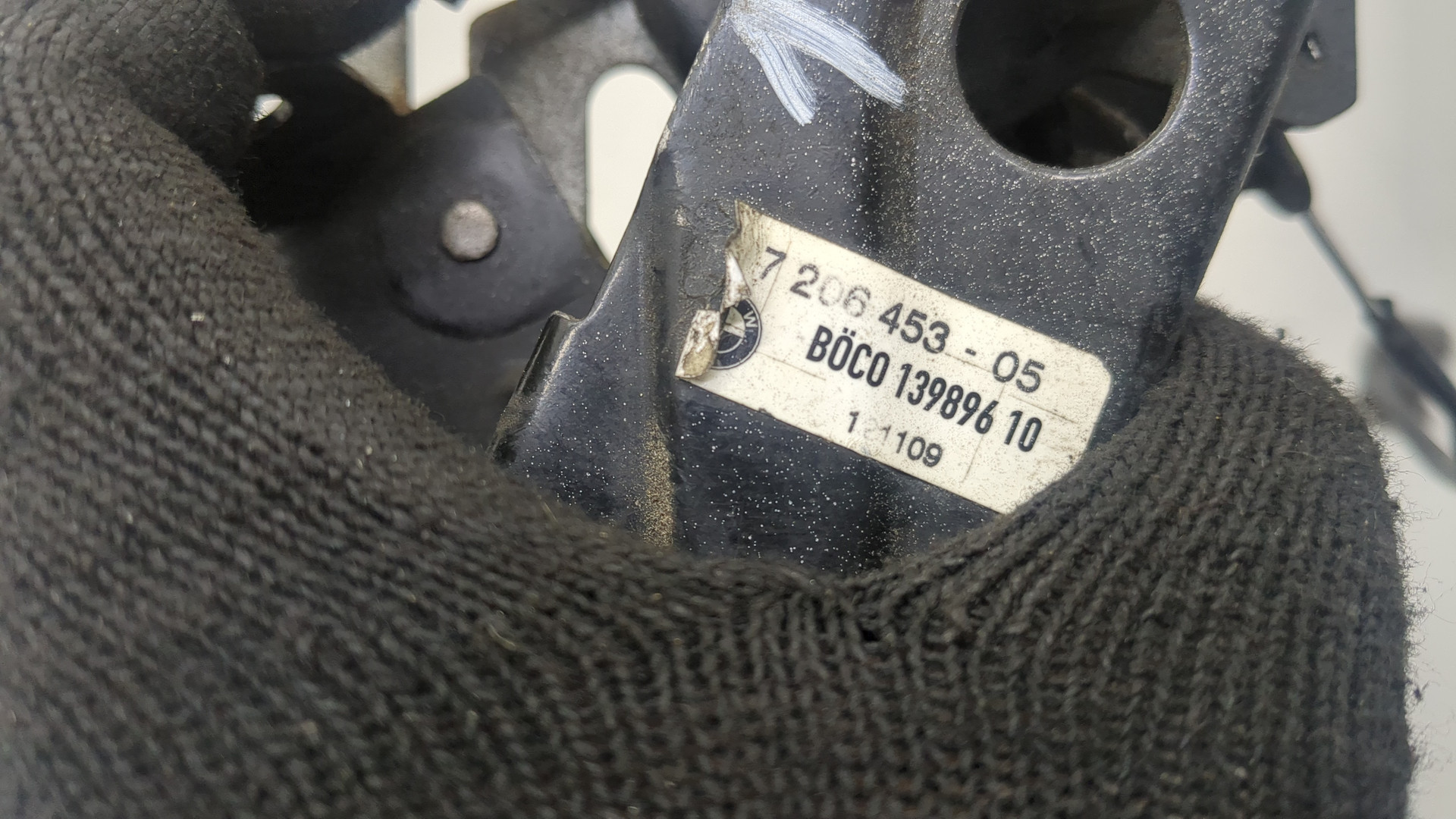 Замок капота