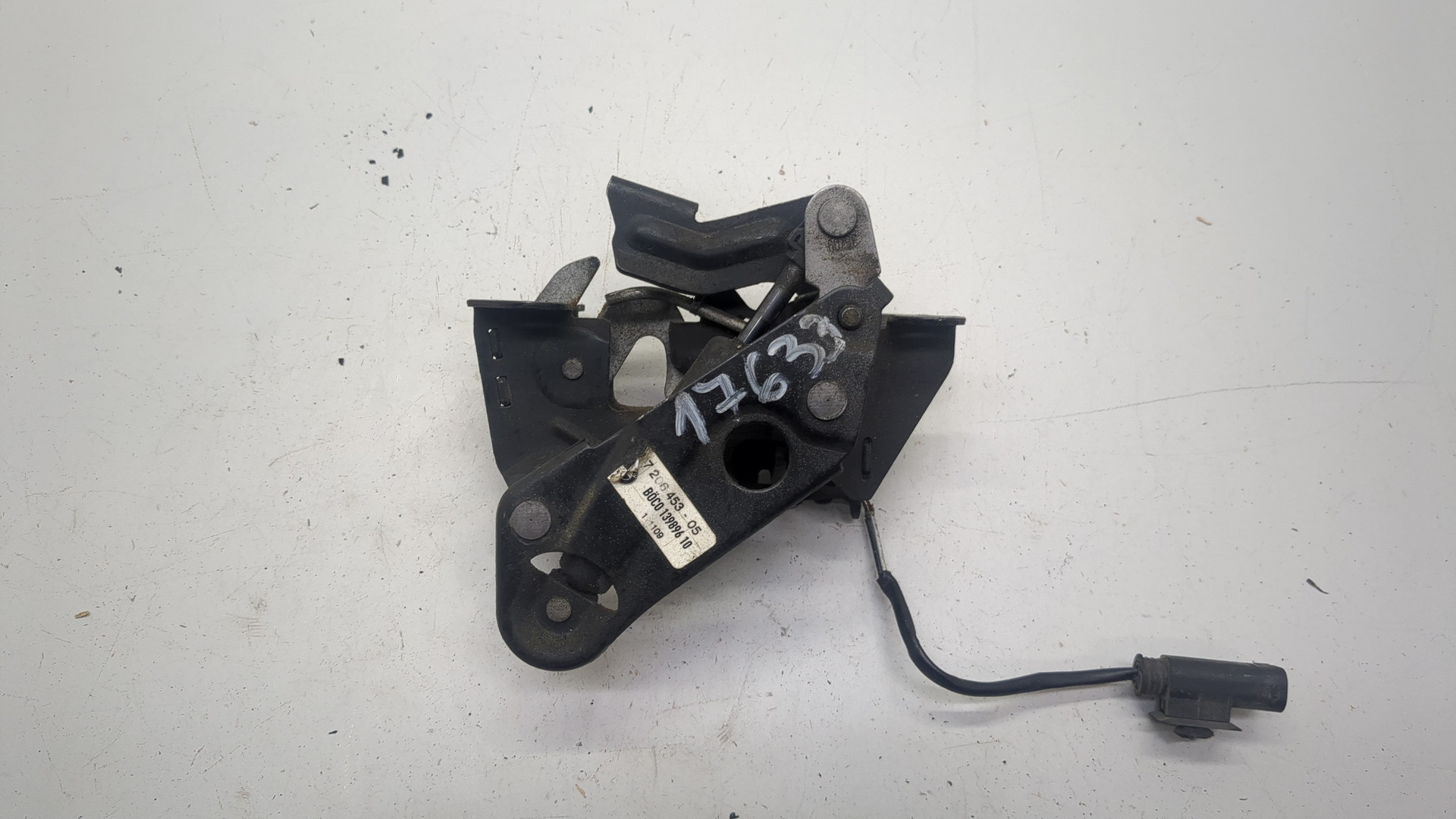 Замок капота