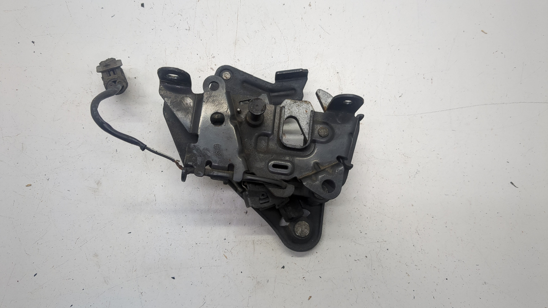 Замок капота