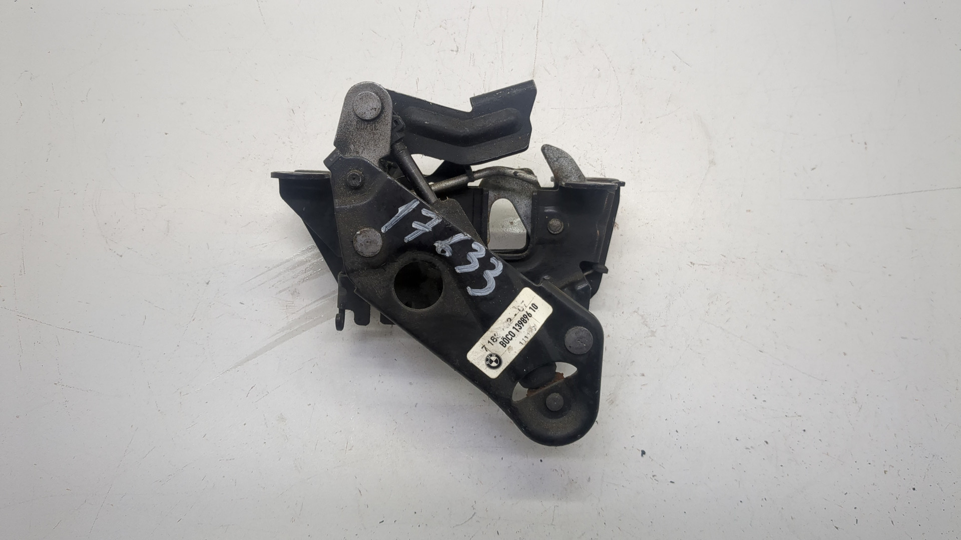 Замок капота