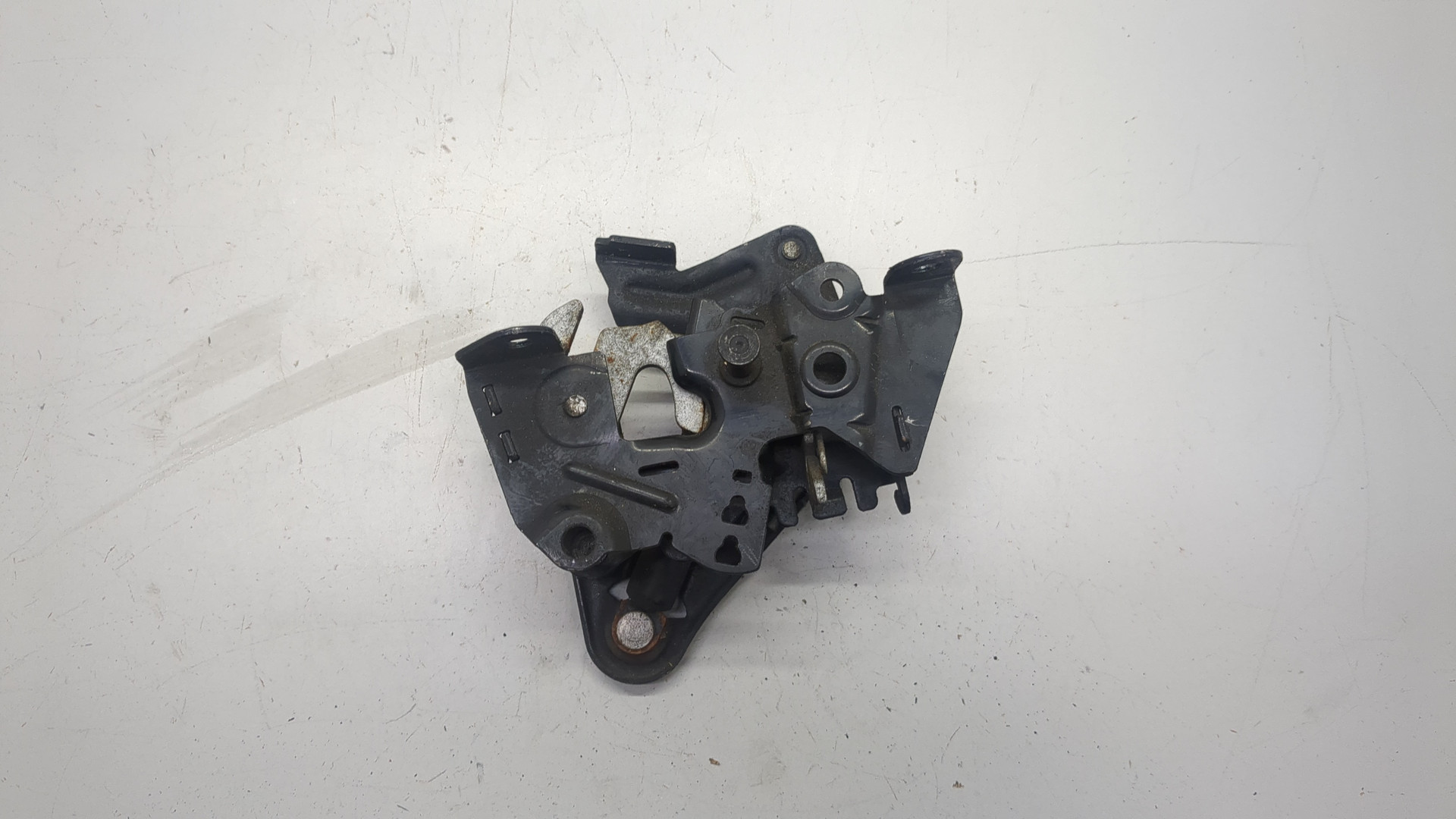 Замок капота