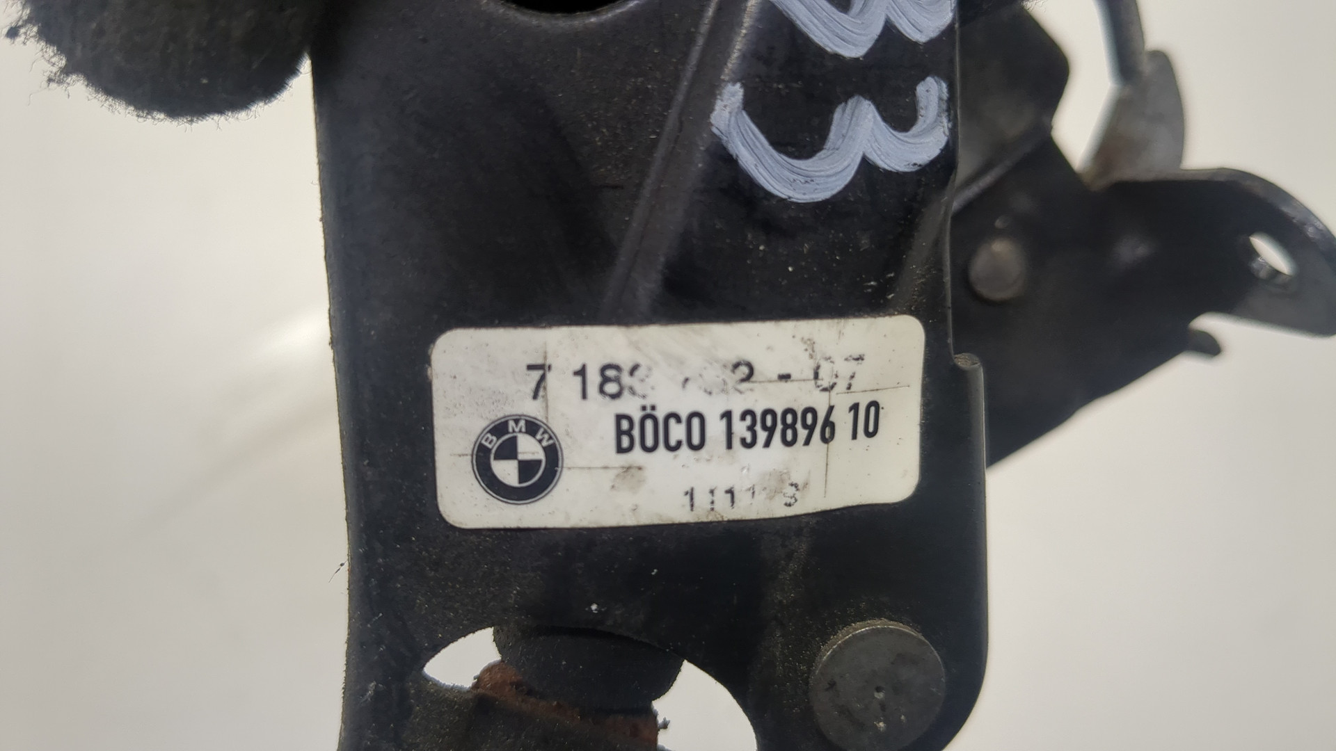 Замок капота