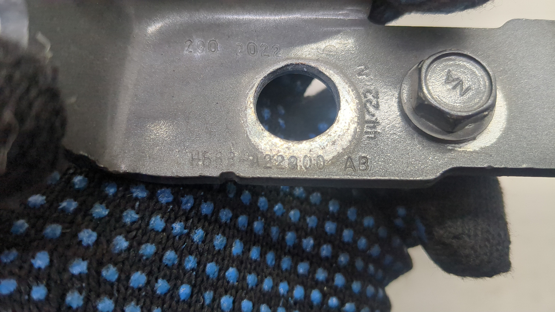 Петля двери