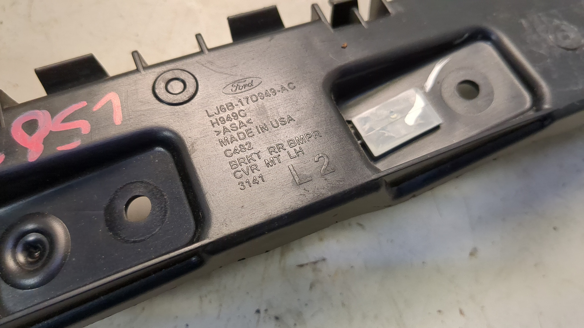 Кронштейн заднего бампера левый