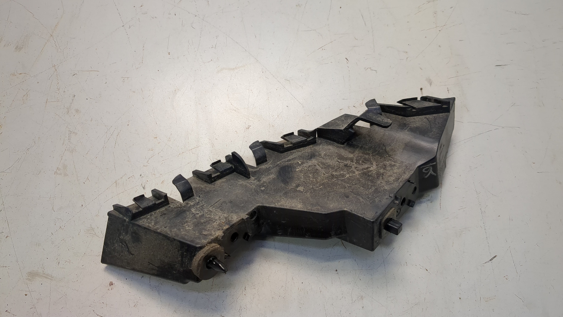 Кронштейн переднего бампера правый