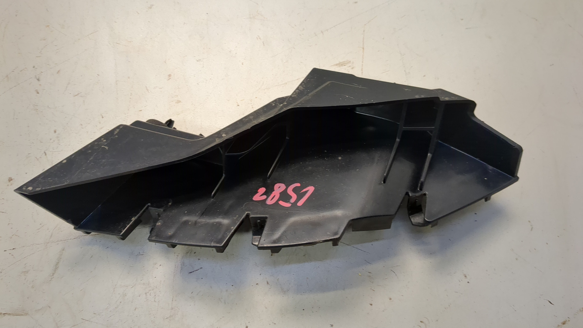 Кронштейн переднего бампера правый