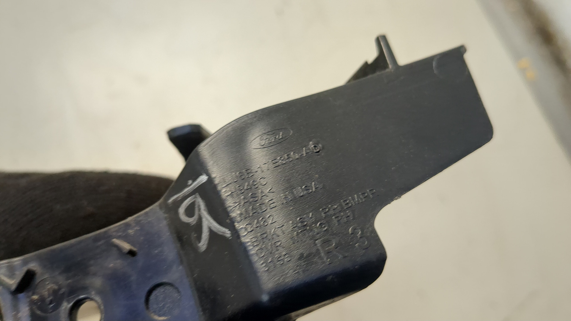 Кронштейн переднего бампера правый