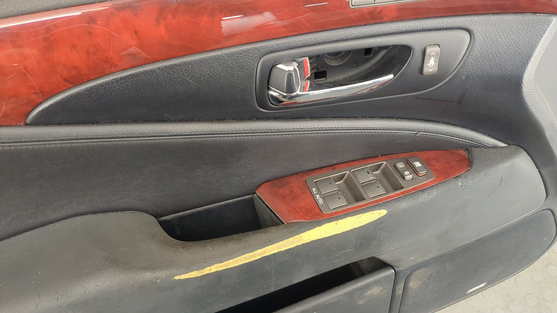 Дверь передняя левая