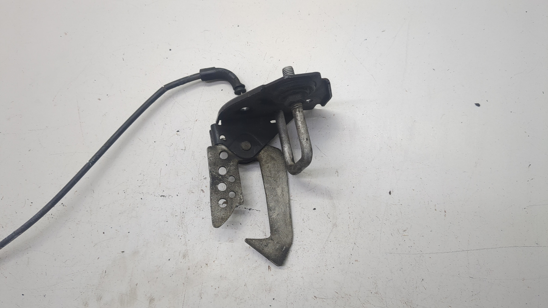 Замок капота