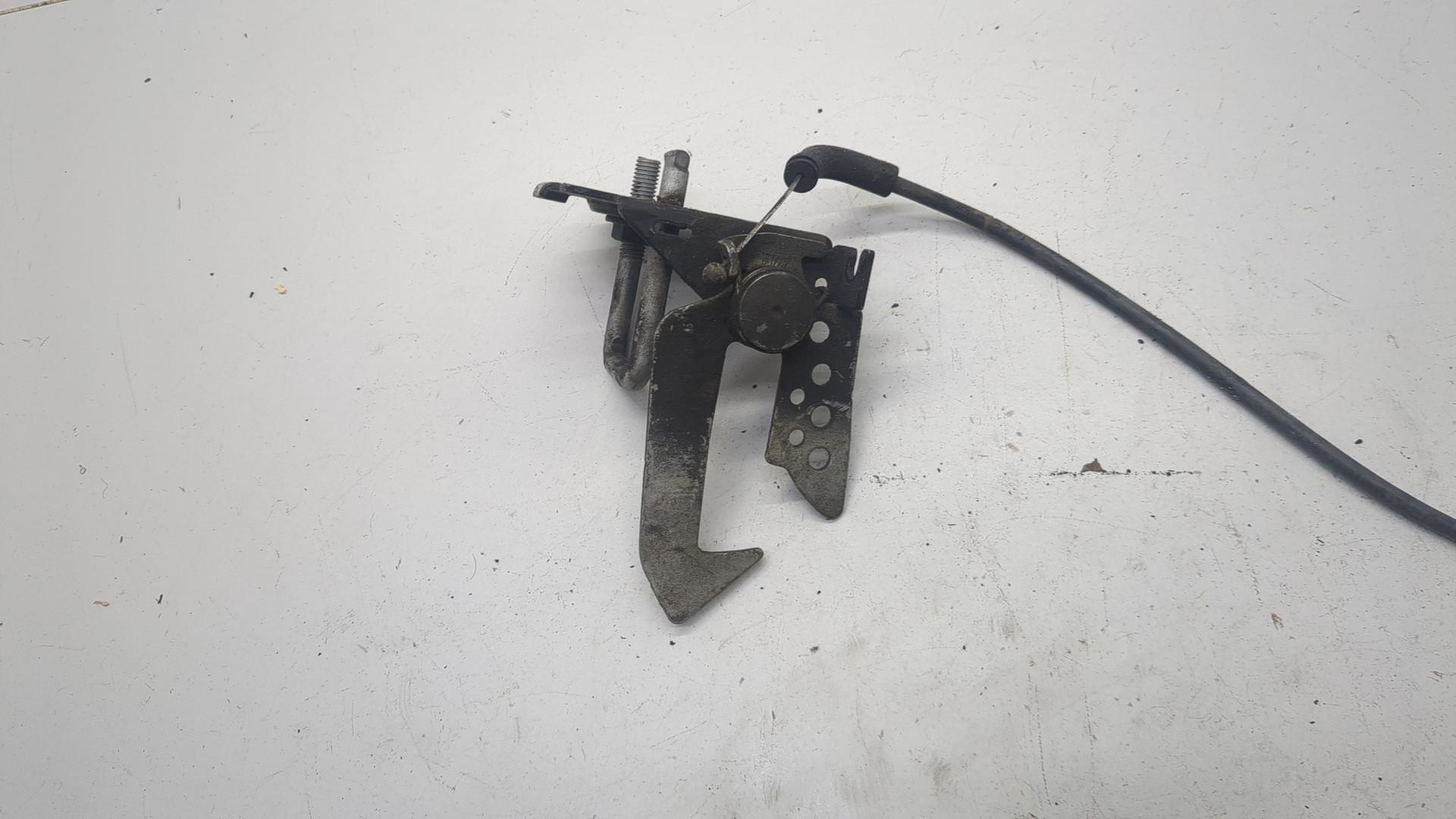 Замок капота