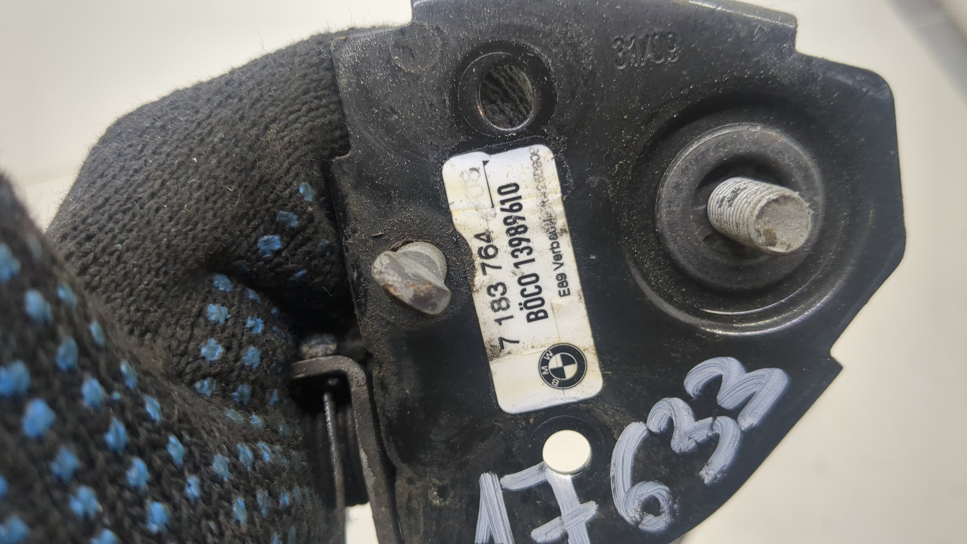 Замок капота