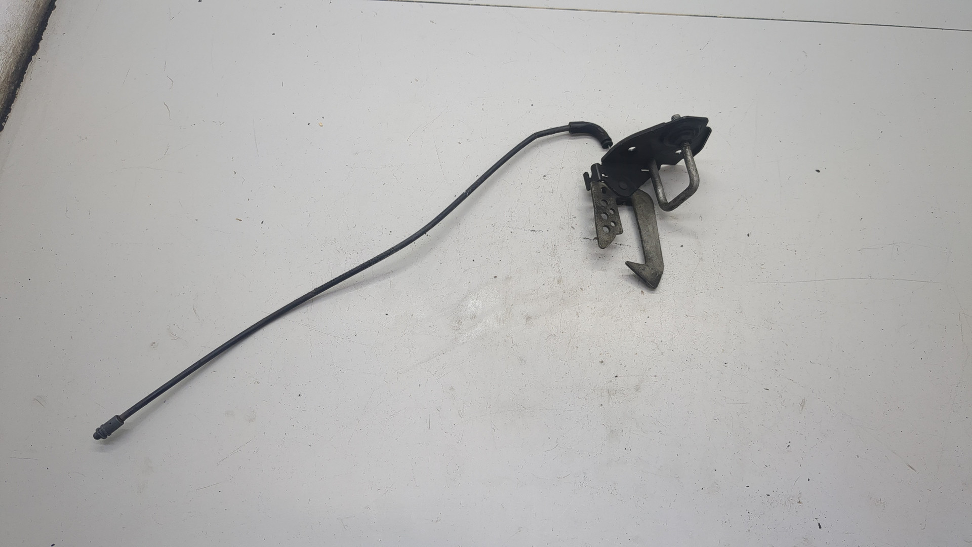 Замок капота