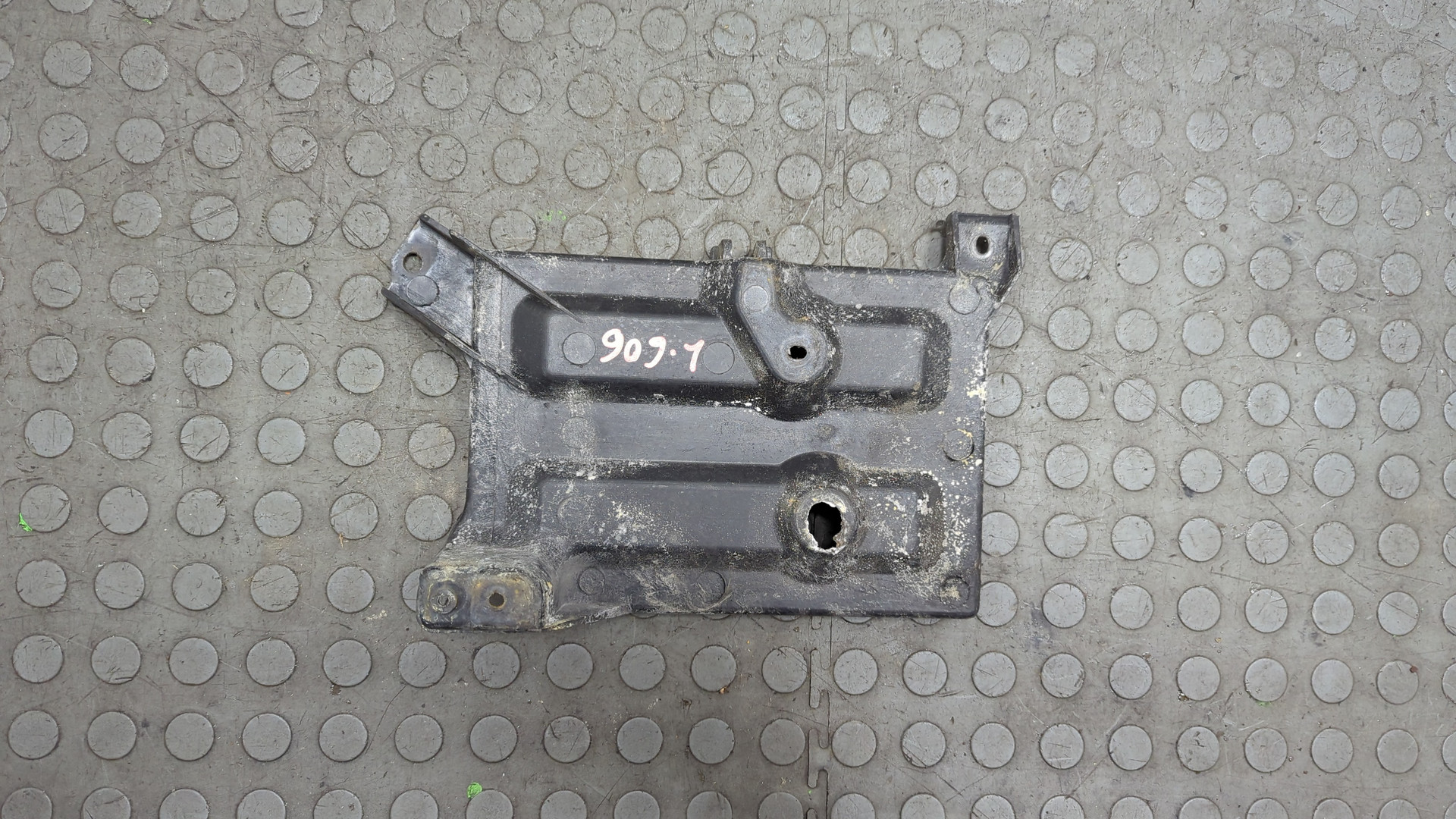 Площадка под аккумулятор (АКБ)