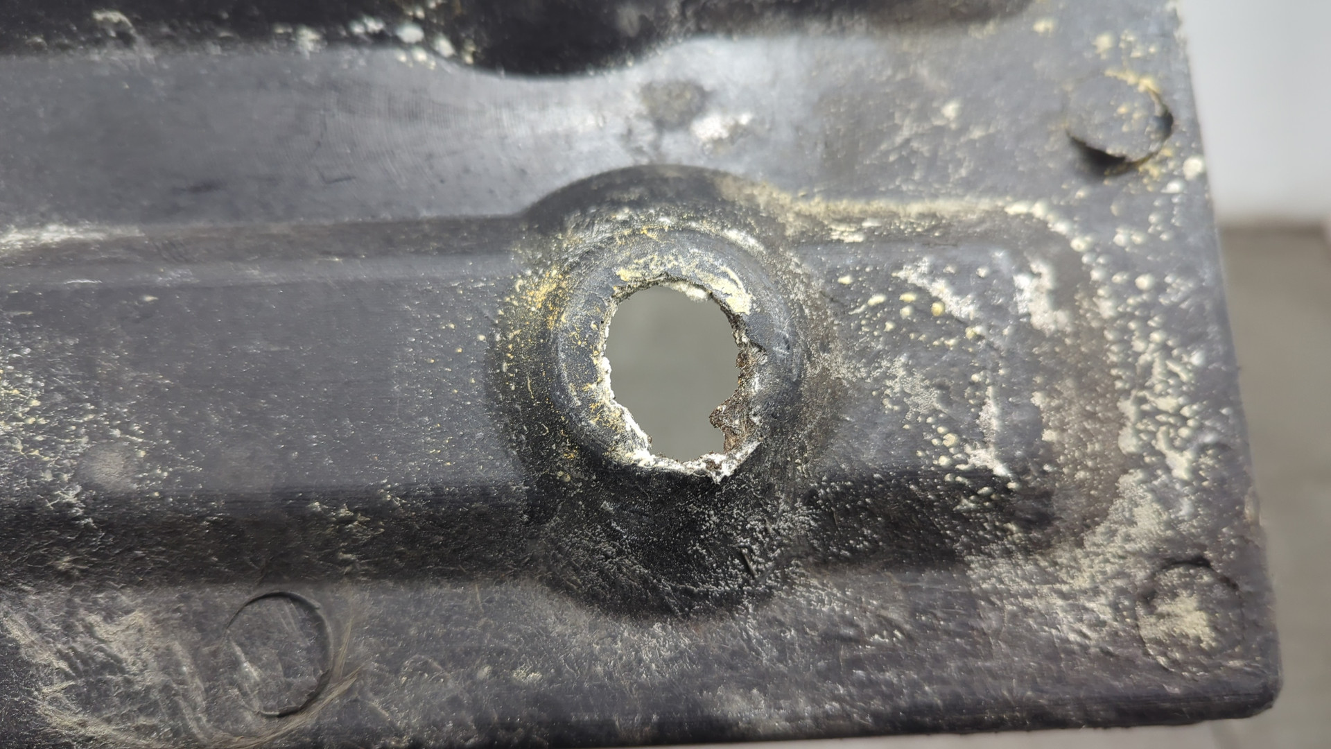 Площадка под аккумулятор (АКБ)