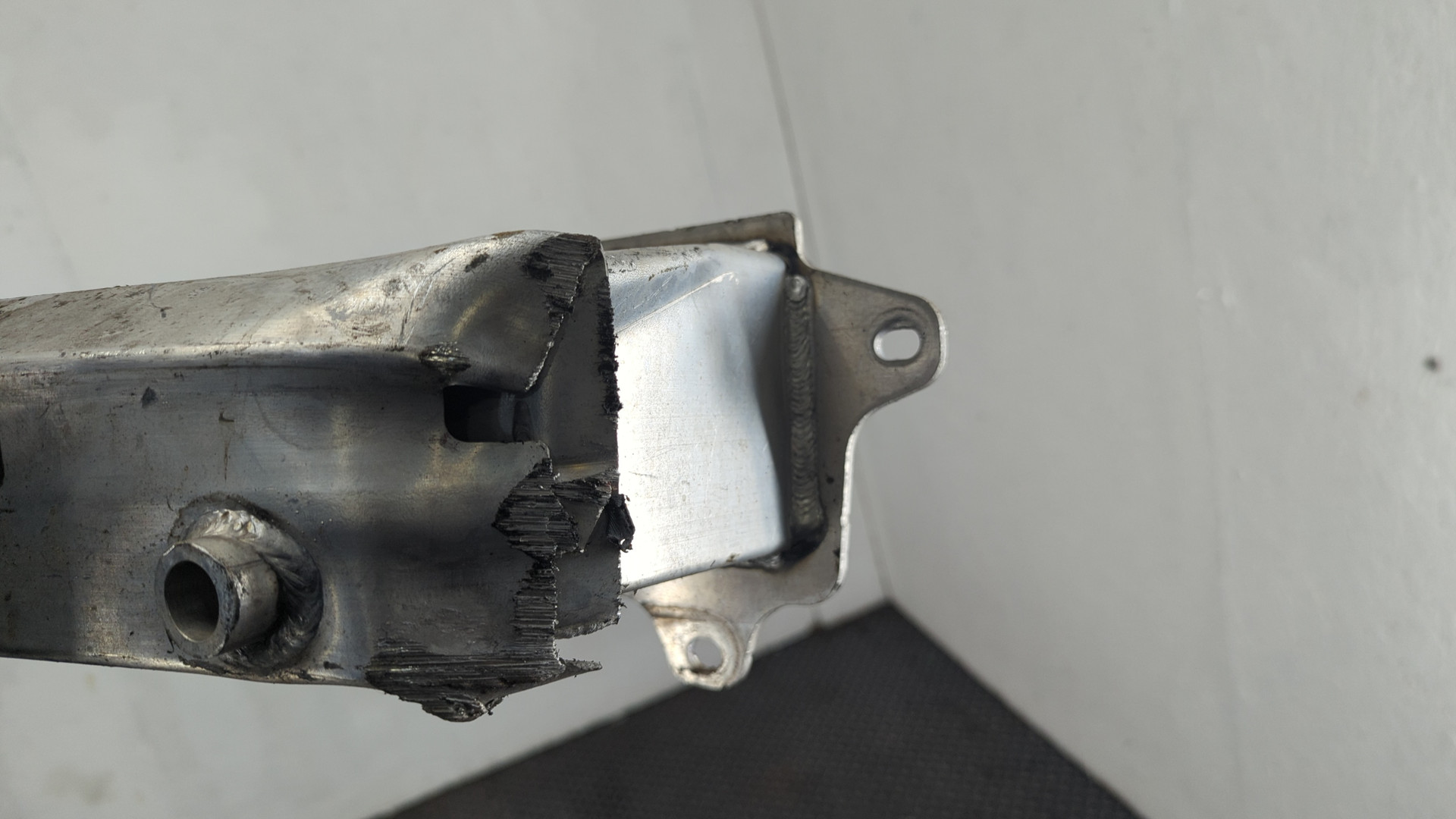 Усилитель заднего бампера