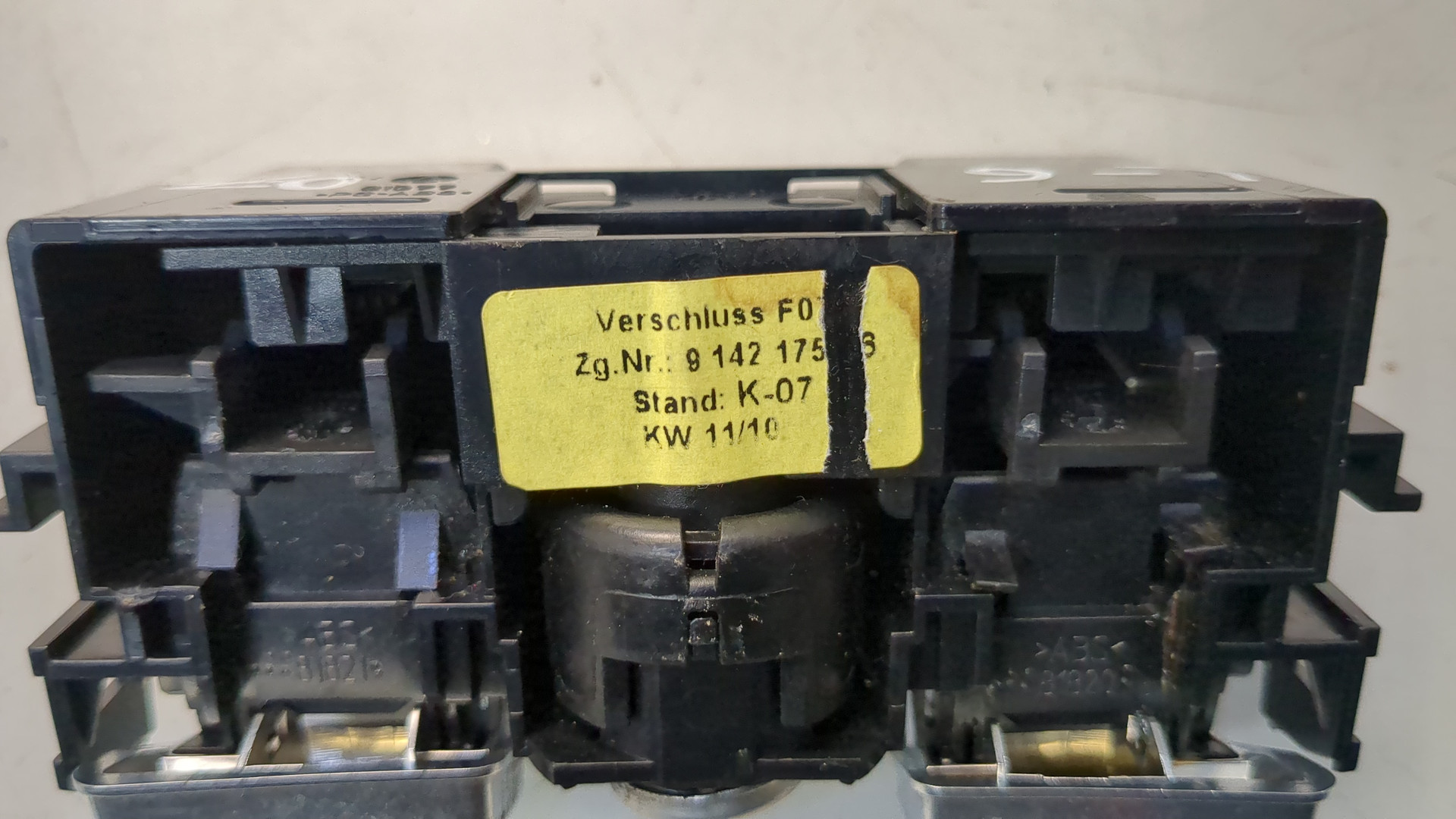 Замок бардачка