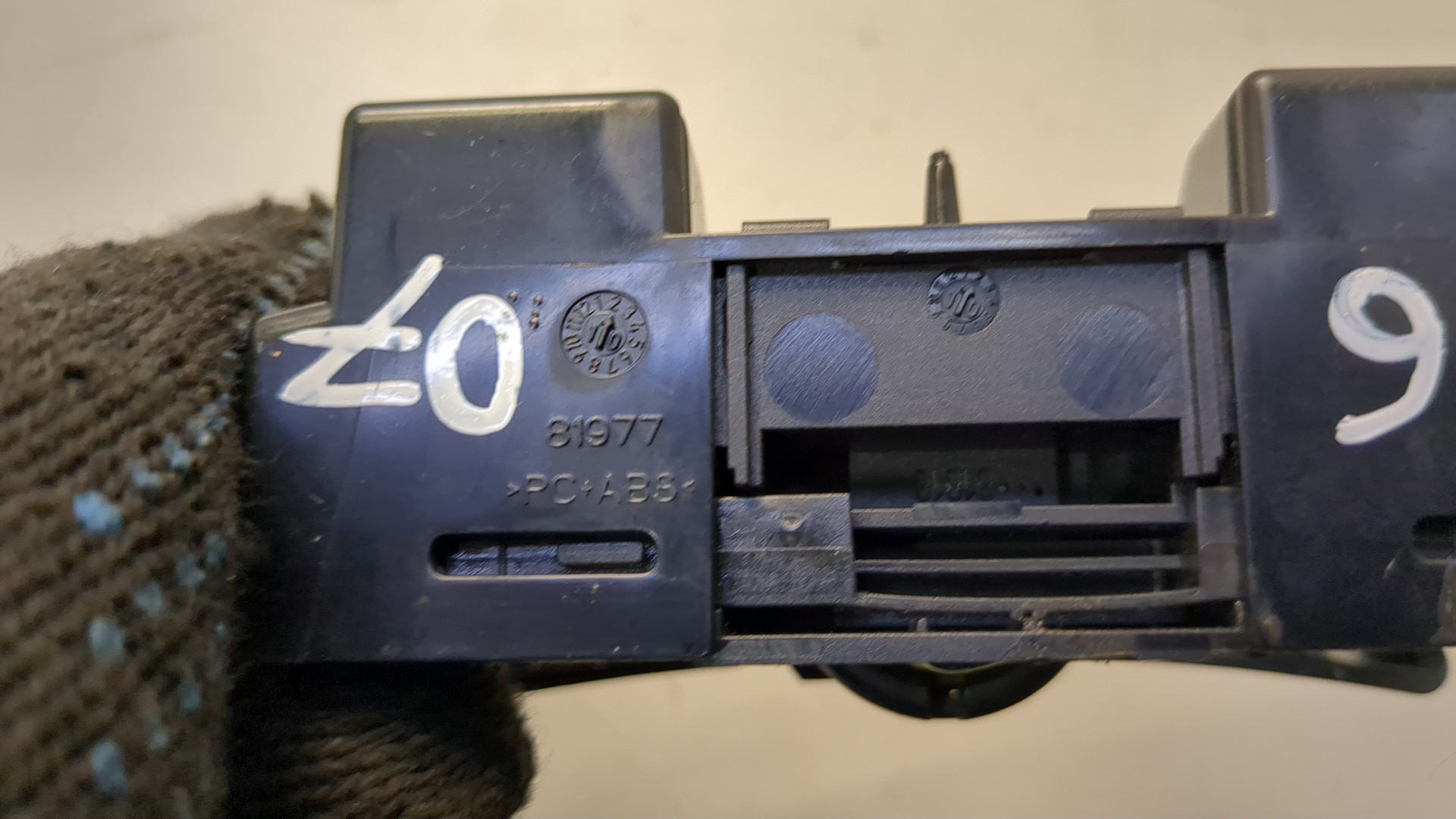 Замок бардачка