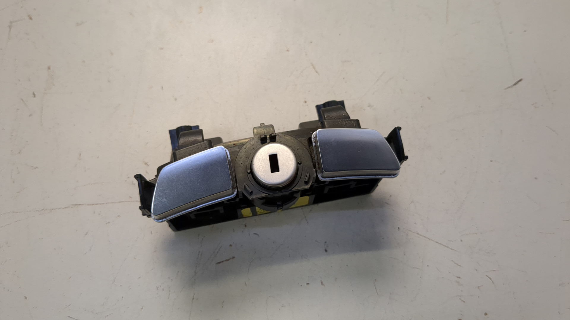 Замок бардачка