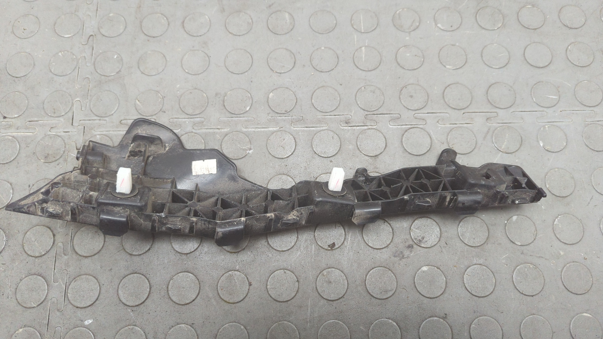 Кронштейн заднего бампера левый