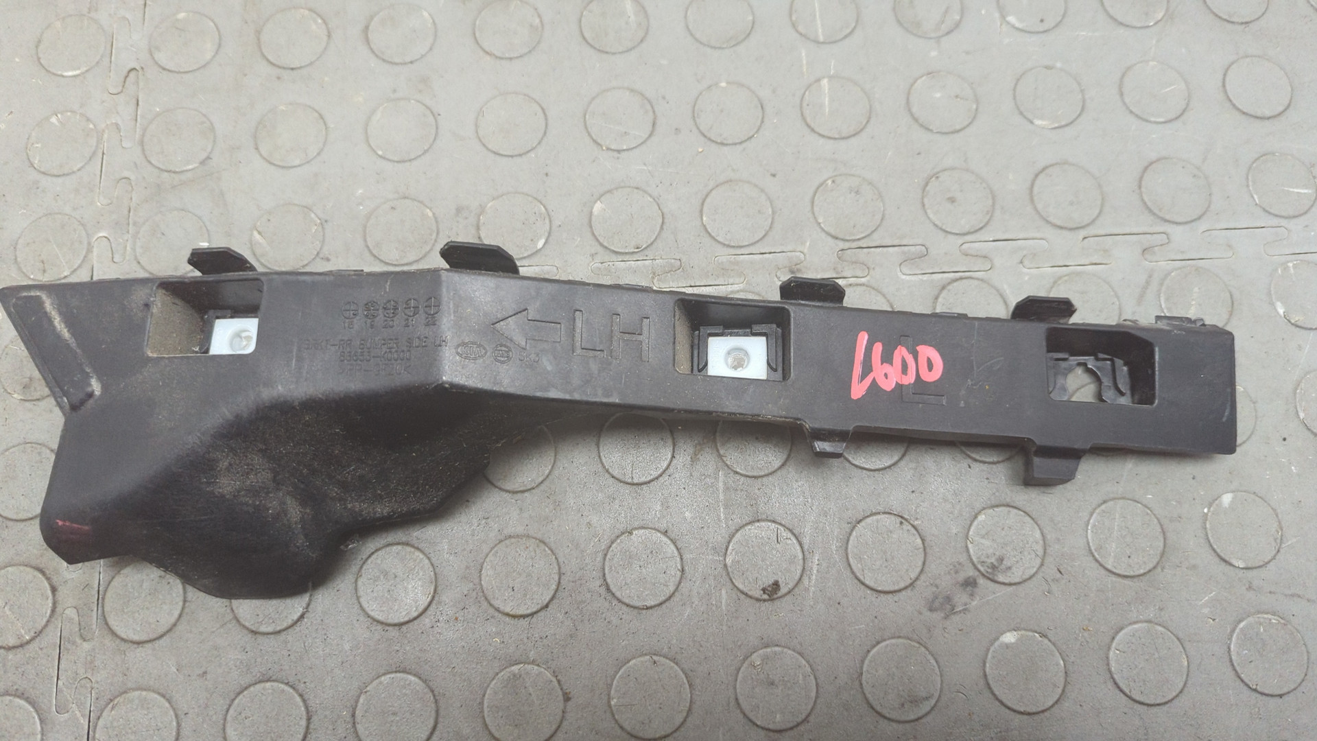 Кронштейн заднего бампера левый