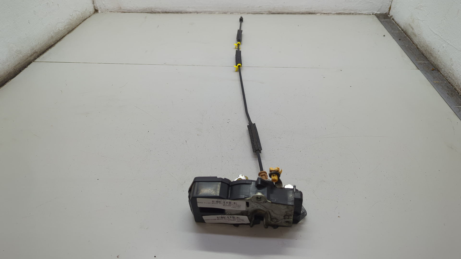 Замок двери передней правой