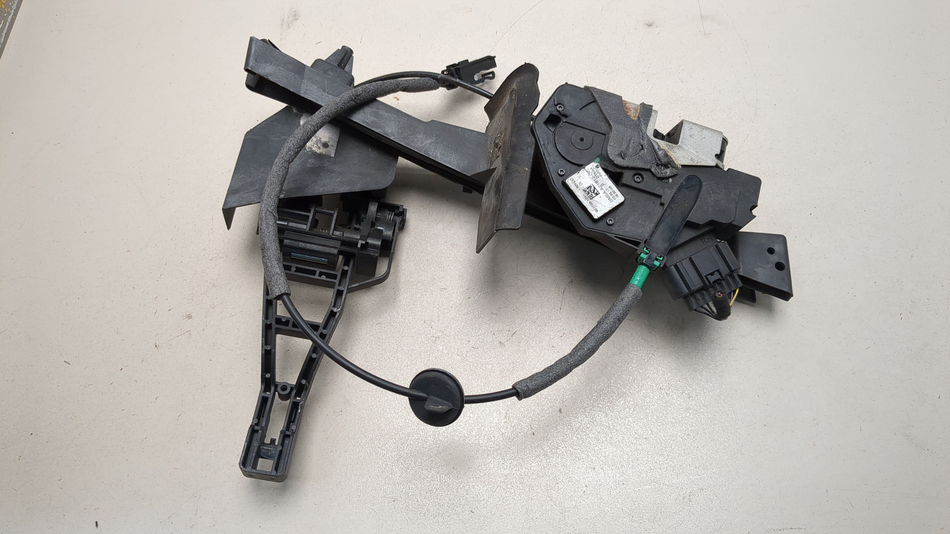 Замок двери передней правой