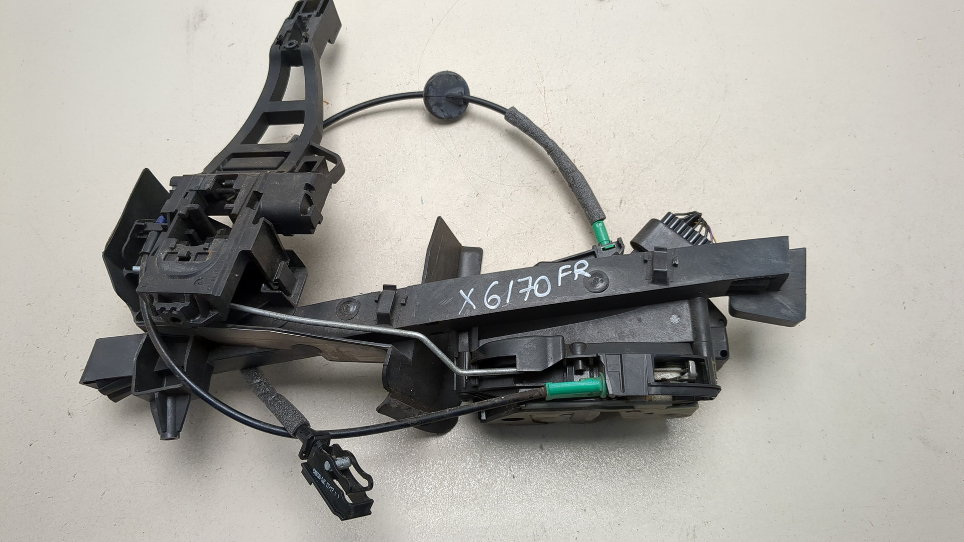 Замок двери передней правой