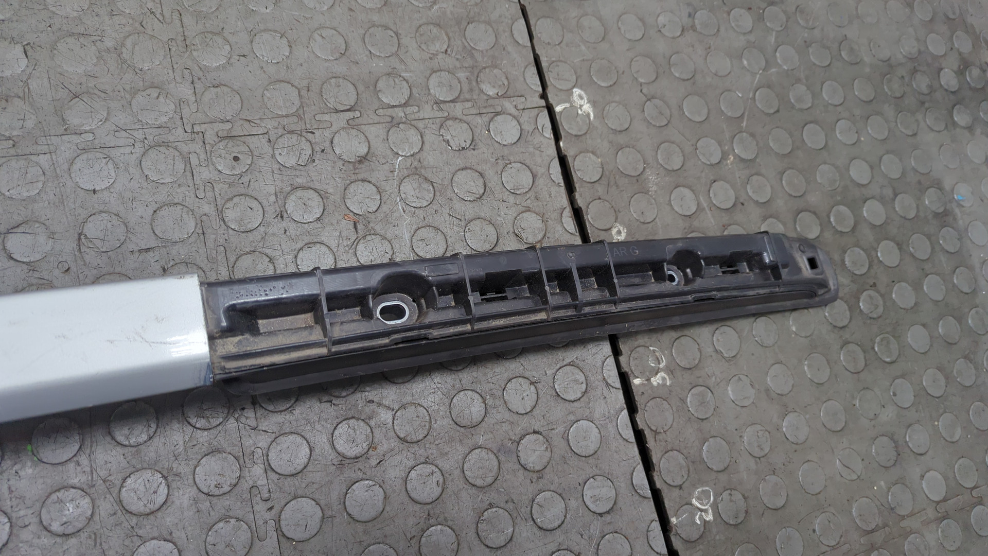 Рейлинг (релинг) правый (планка на крышу)