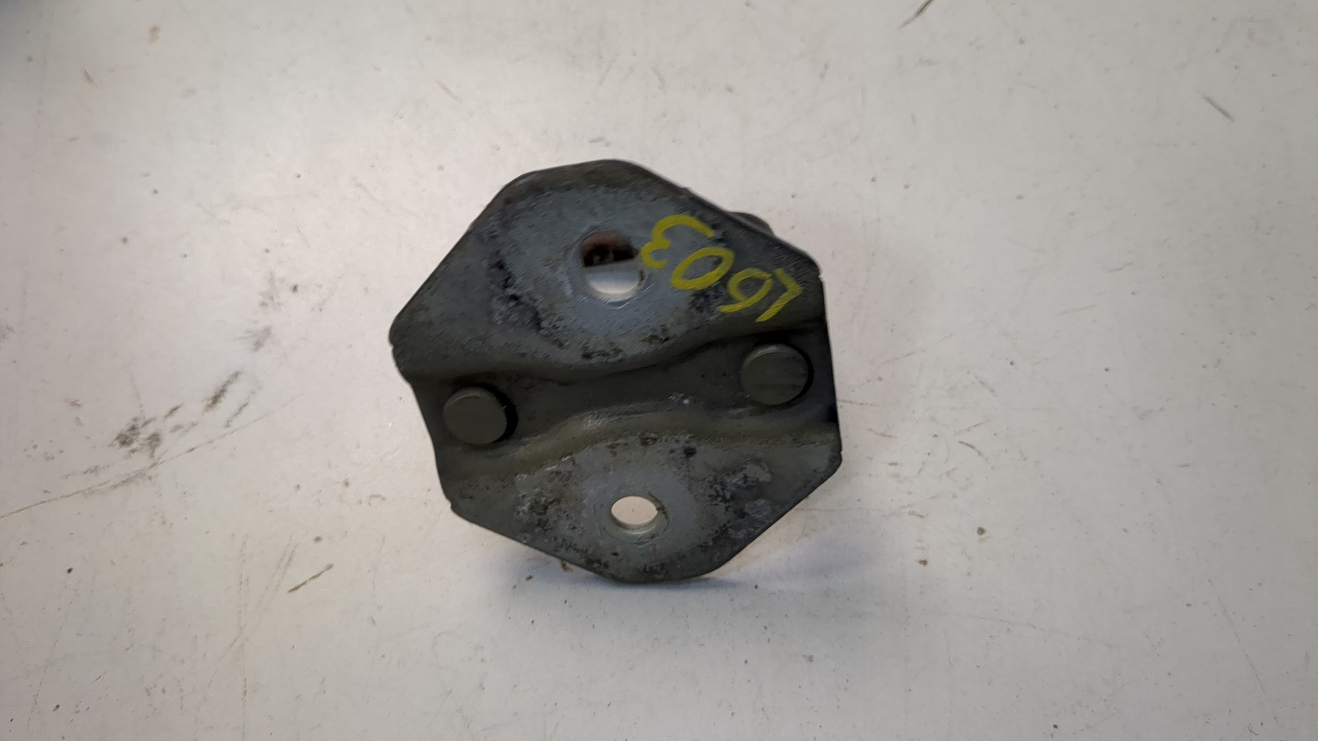 Петля капота